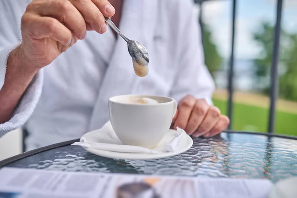 Zamknij zdjęcie osoby pijącej kawę i balkon — Zdjęcie stockowe