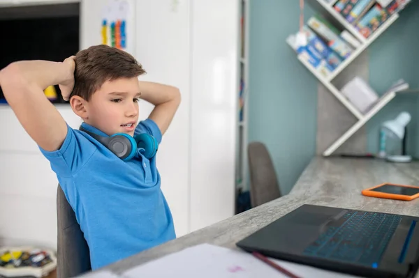 Niño concentrado mirando la pantalla de su portátil — Foto de Stock