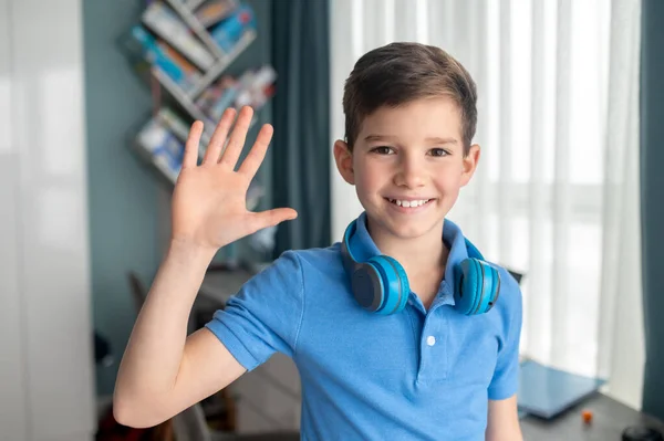 Vrolijk leuk kind staat in zijn kamer — Stockfoto