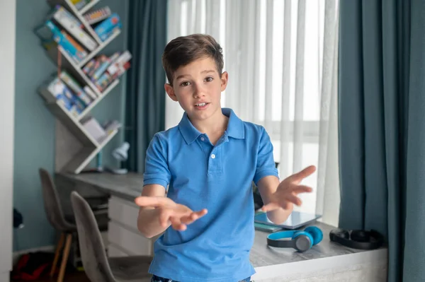 Niño atractivo con las manos extendidas mirando hacia el futuro —  Fotos de Stock