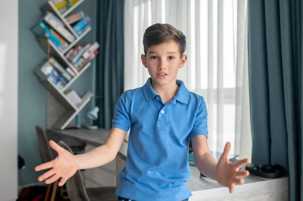 Niño mostrando su determinación y confianza durante la comunicación —  Fotos de Stock
