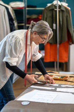 Masaüstünde deseni kesen kadın