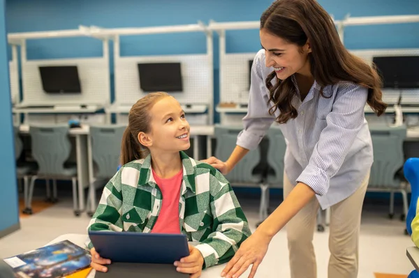 Girl and teacher looking at each other — Stock Photo, Image