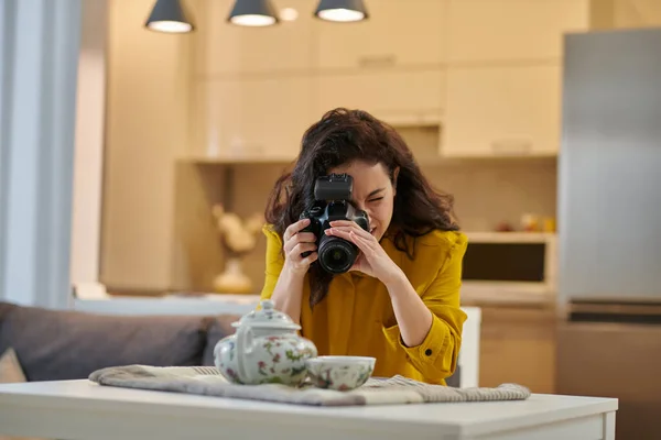 Молодая женщина-фотограф с камерой в руках — стоковое фото