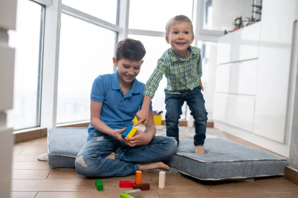 Двоє дітей грають з будівельними іграшками вдома — стокове фото