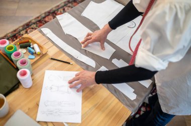 Tasarımcıların üst görünümü dokunaklı desen ve çizim