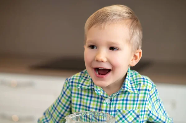 Netter kleiner Junge mit offenem Mund, der auf etwas in der Ferne starrt — Stockfoto