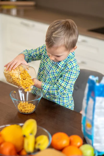 Kind bereitet ein kaltes Hafergericht zum Frühstück zu — Stockfoto