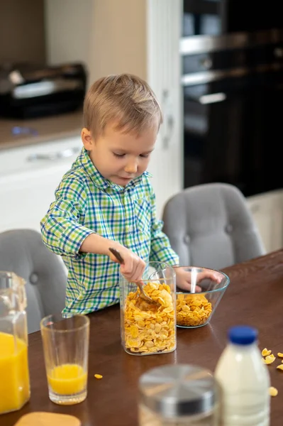 Kind bereitet gesundes Frühstück in der Küche zu — Stockfoto