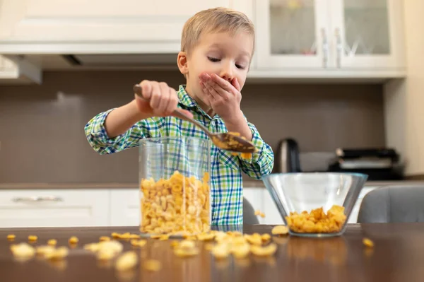 Criança assustada adicionando ingredientes de aveia a uma tigela de vidro — Fotografia de Stock