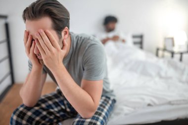 Koyu saçlı beyaz adam ayrılıktan muzdarip.