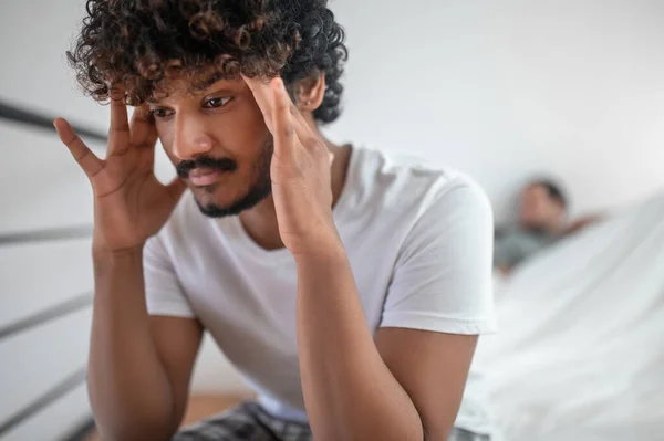 Tipo que sufre de dolor de cabeza después de la pelea con su amante — Foto de Stock