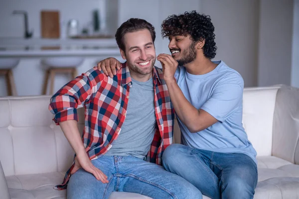 Romântico gay casal sentado no o sofá — Fotografia de Stock