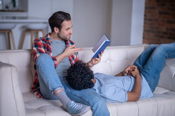 Tipo concentrado compartiendo el contenido del libro con su pareja — Foto de Stock