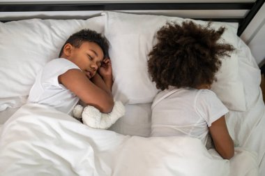 Çocuklar evlerinde huzur içinde uyuyorlar.