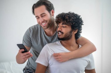 Romantik adam kendini ve erkek arkadaşını fotoğraflıyor.