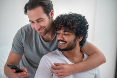 Erkek arkadaşıyla fotoğraf çeken memnun bir adam.