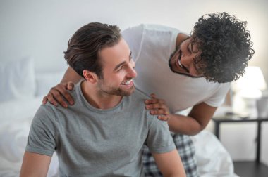 Romantik bir adam partneriyle vakit geçiriyor.