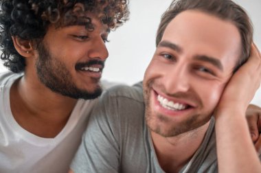 Genç ve romantik Hintli bir adam erkek arkadaşına hayran.