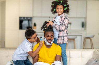 Sakallı ve çocuklu bir adam.