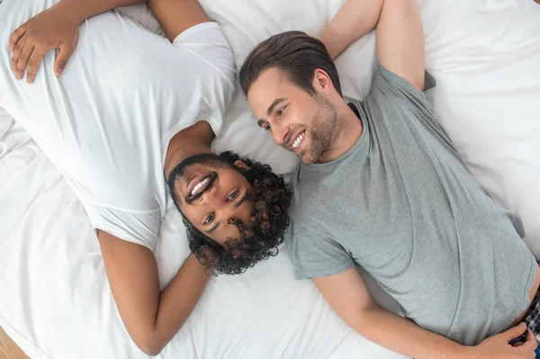 Alegre gay pareja descansando en su dormitorio — Foto de Stock