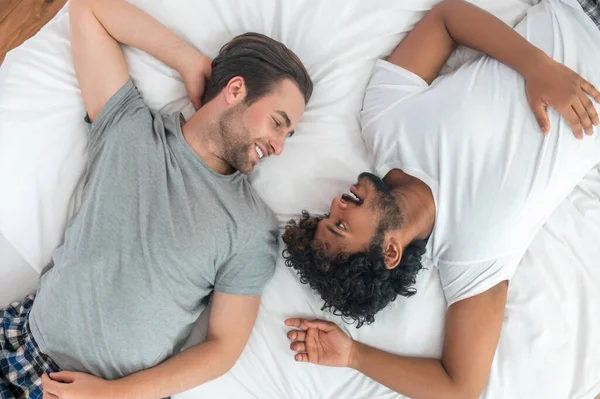 Due uomini innamorati sdraiati in camera da letto — Foto Stock