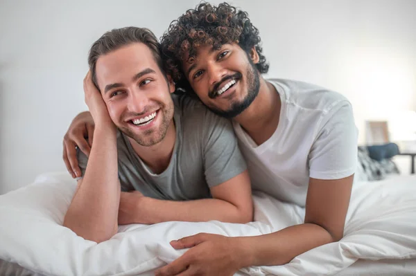 Romântico masculino abraçando seu parceiro caucasiano feliz — Fotografia de Stock