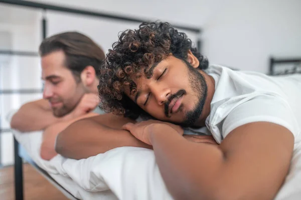 Çift ırklı eşcinsel çift yatak odasında uyuyor. — Stok fotoğraf