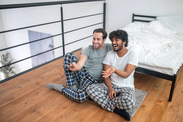 Pareja gay canal-surf desde el teléfono móvil — Foto de Stock