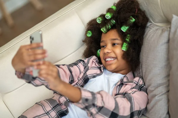 Dívka ležící na pohovce brát selfie na smartphone — Stock fotografie