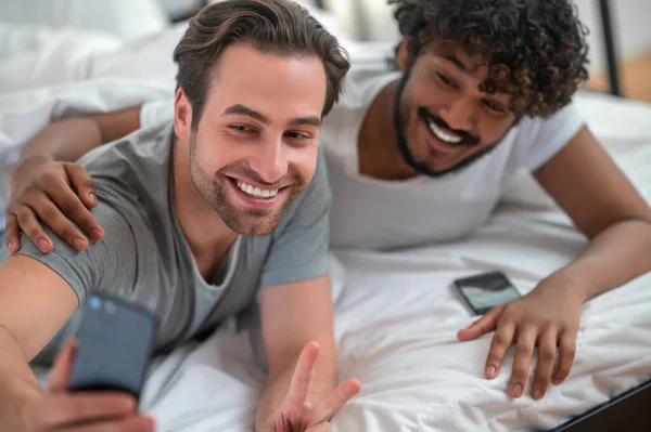Fröhlich junge schwule Paare, die Selfies machen — Stockfoto