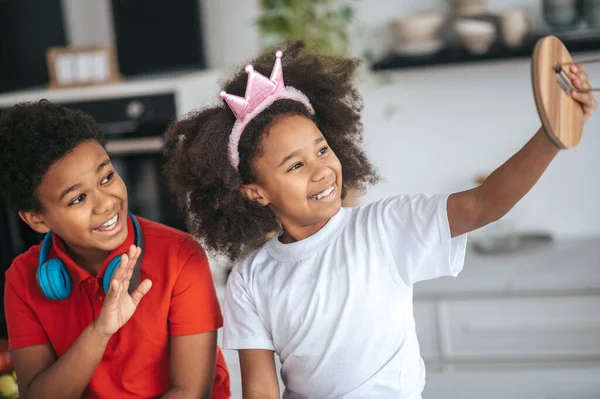 Två syskon som har roligt hemma och känner sig glada — Stockfoto