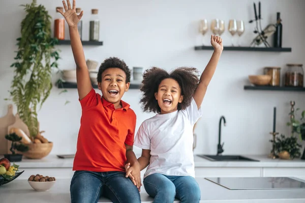 Dva sourozenci se dobře baví doma a mají radost — Stock fotografie