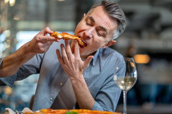 Pizza yiyip eğlenen bir adam. — Stok fotoğraf