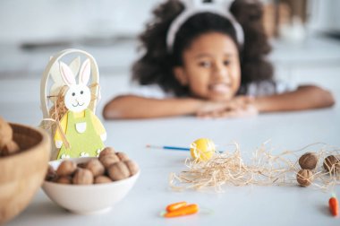 Mutfakta koyu tenli tatlı bir kız var.