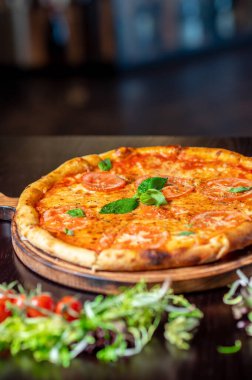 Vejetaryen soslu iştah açıcı bir pizza.