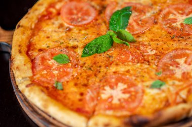 Vejetaryen soslu iştah açıcı bir pizza.