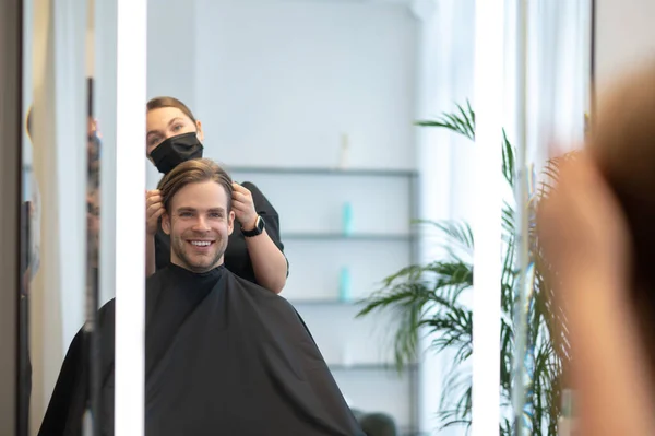 Hombre de pelo limpio que tiene procedimientos de peinado en el salón de belleza — Foto de Stock