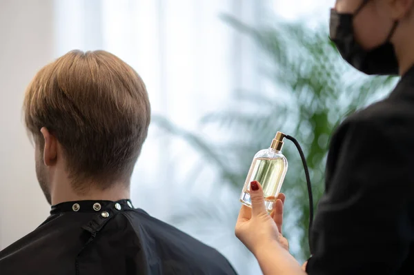Парикмахерская опрыскивание аромат на недавно обрезанные волосы — стоковое фото