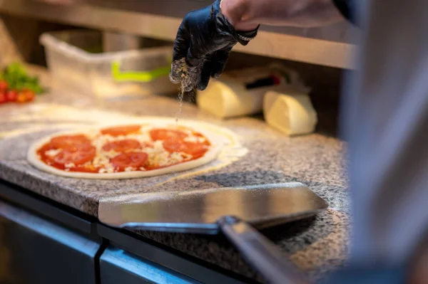 Pizza italiana para hornear en el restaurante —  Fotos de Stock
