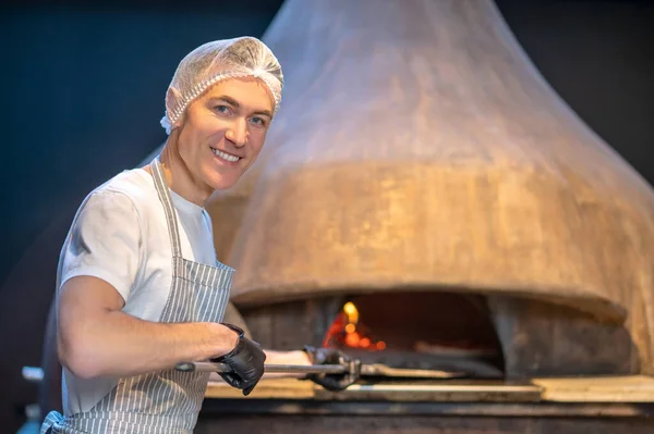 Kepala kompor Italia memanggang pizza di restoran — Stok Foto