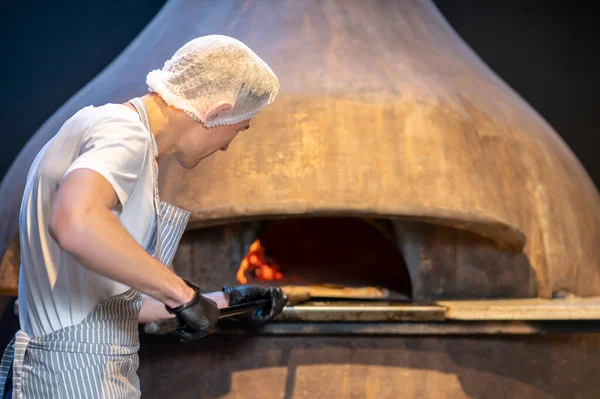 Chef preparing pizza in the bakery shop — Stock Photo, Image