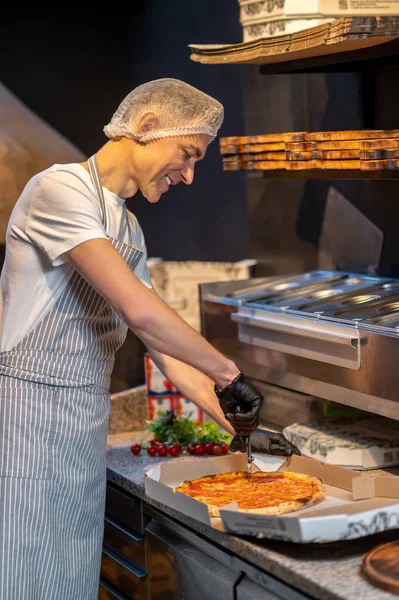 Chef bereitet Pizza in der Bäckerei zu — Stockfoto