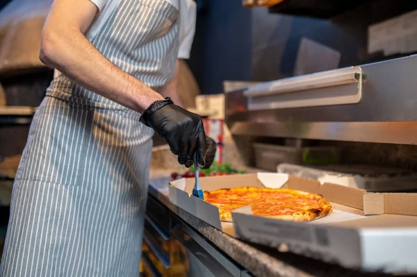 Chef mempersiapkan pizza di toko roti — Stok Foto