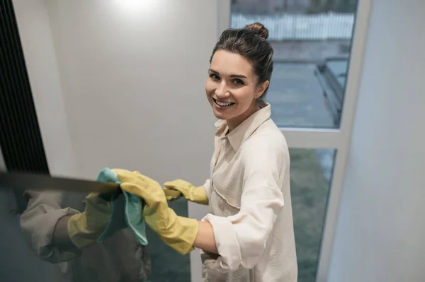 Jonge donkerharige vrouw die de trap schoonmaakt — Stockfoto