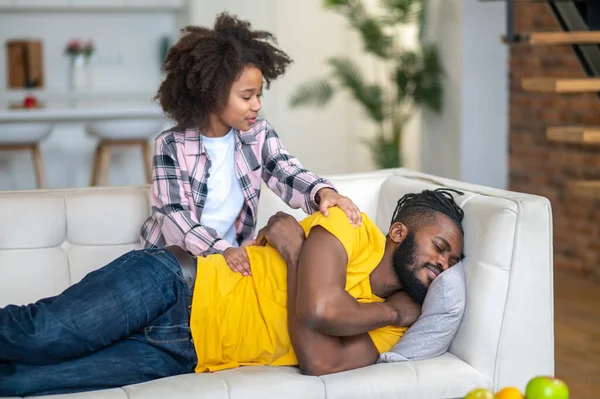 Tochter berührt Vater beim Liegen auf Couch — Stockfoto