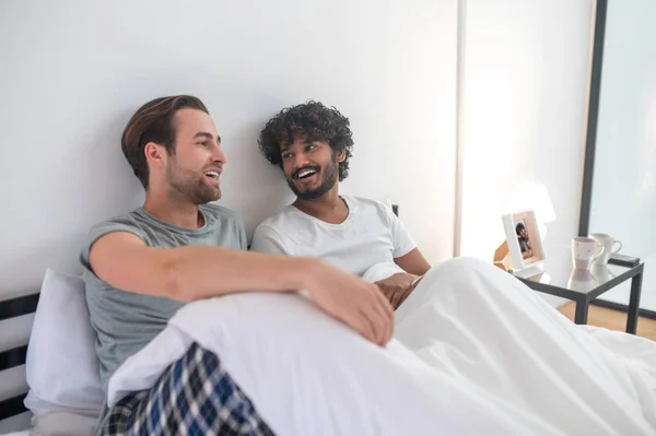 Gay casal ter um conversa no o quarto — Fotografia de Stock