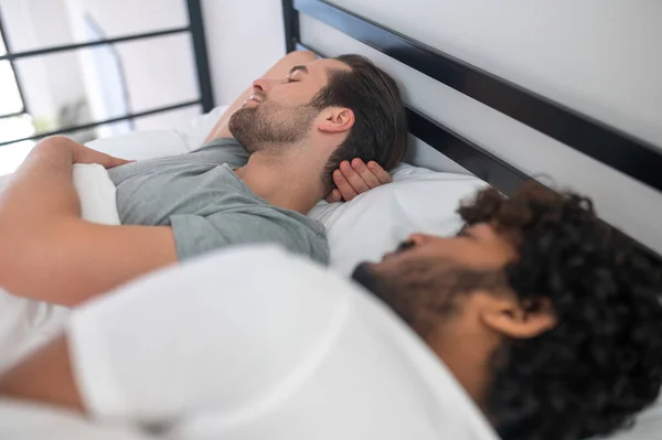 Dos gay los hombres dormitando en su dormitorio — Foto de Stock