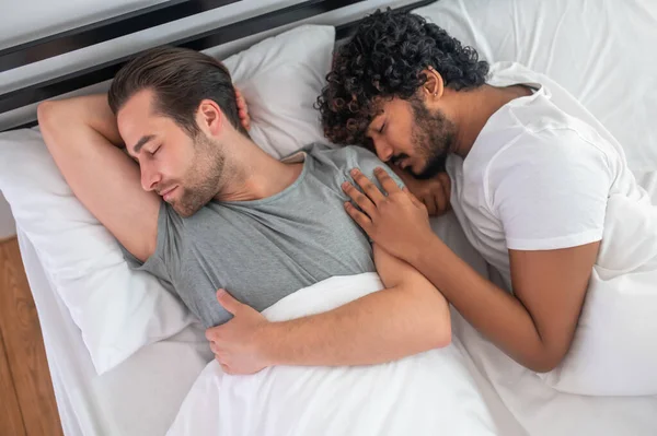 Hombre pareja durmiendo pacíficamente en su dormitorio — Foto de Stock