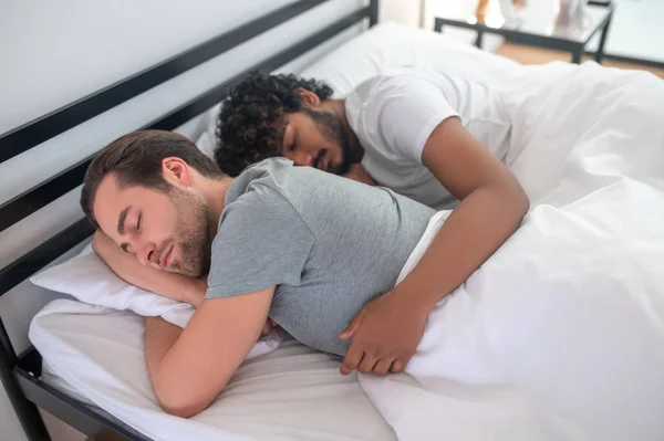 Pasangan gay romantis tertidur di kamar tidur mereka — Stok Foto